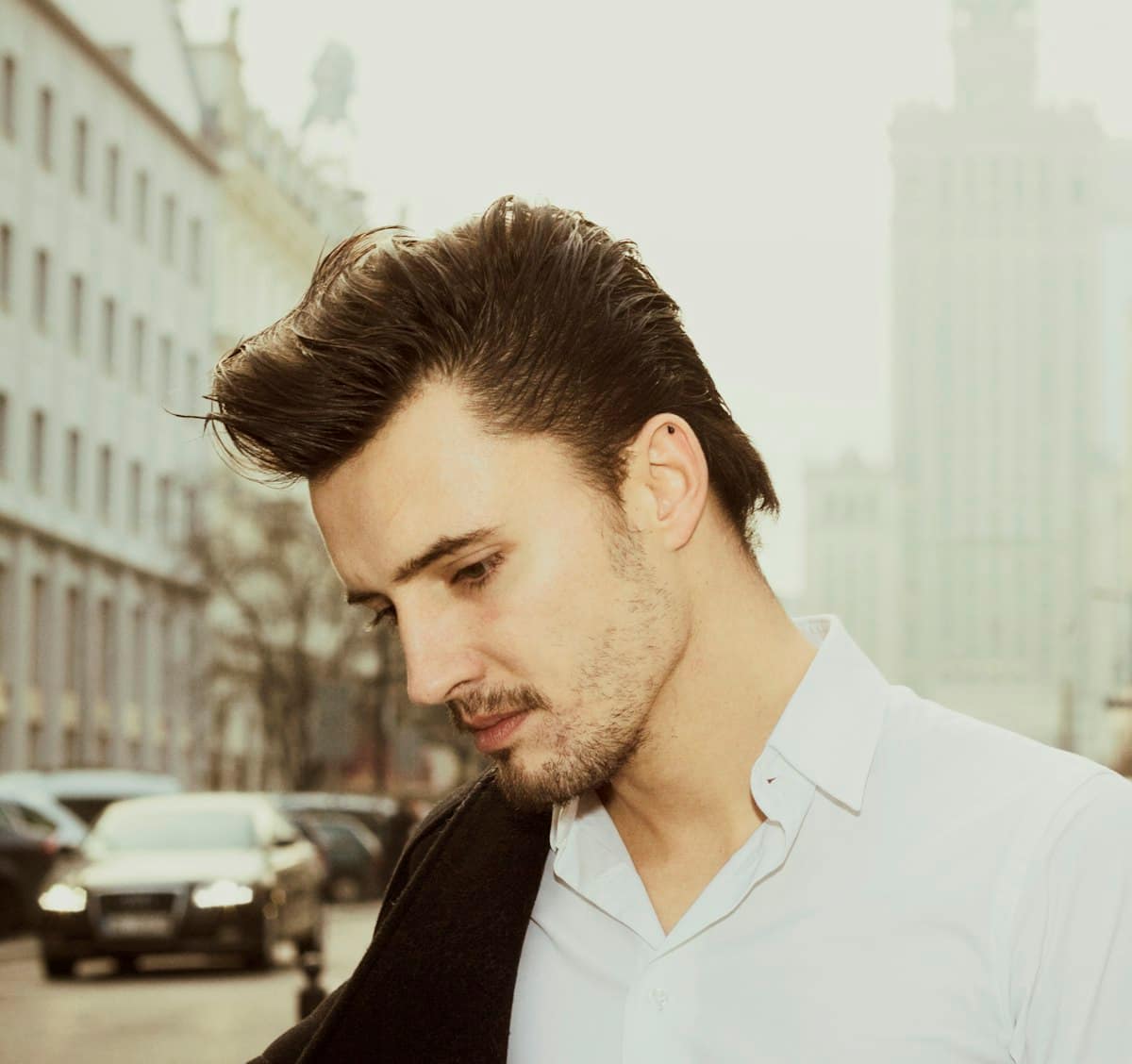 Classic side part with soft movement